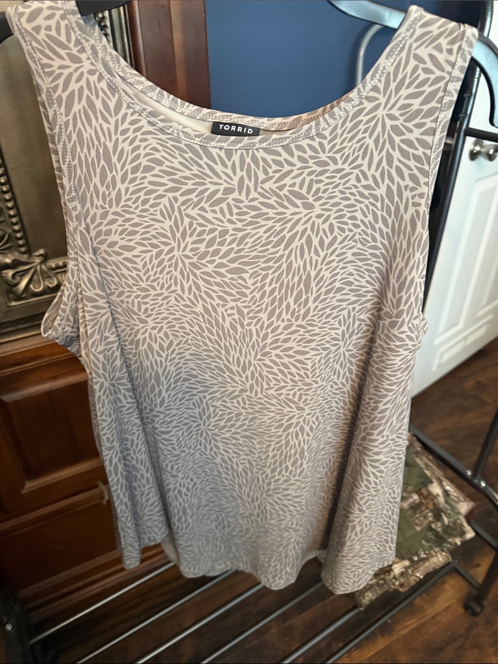 torrid NWOT Taupe Leaf-Pattern Sleeveless Tank 107